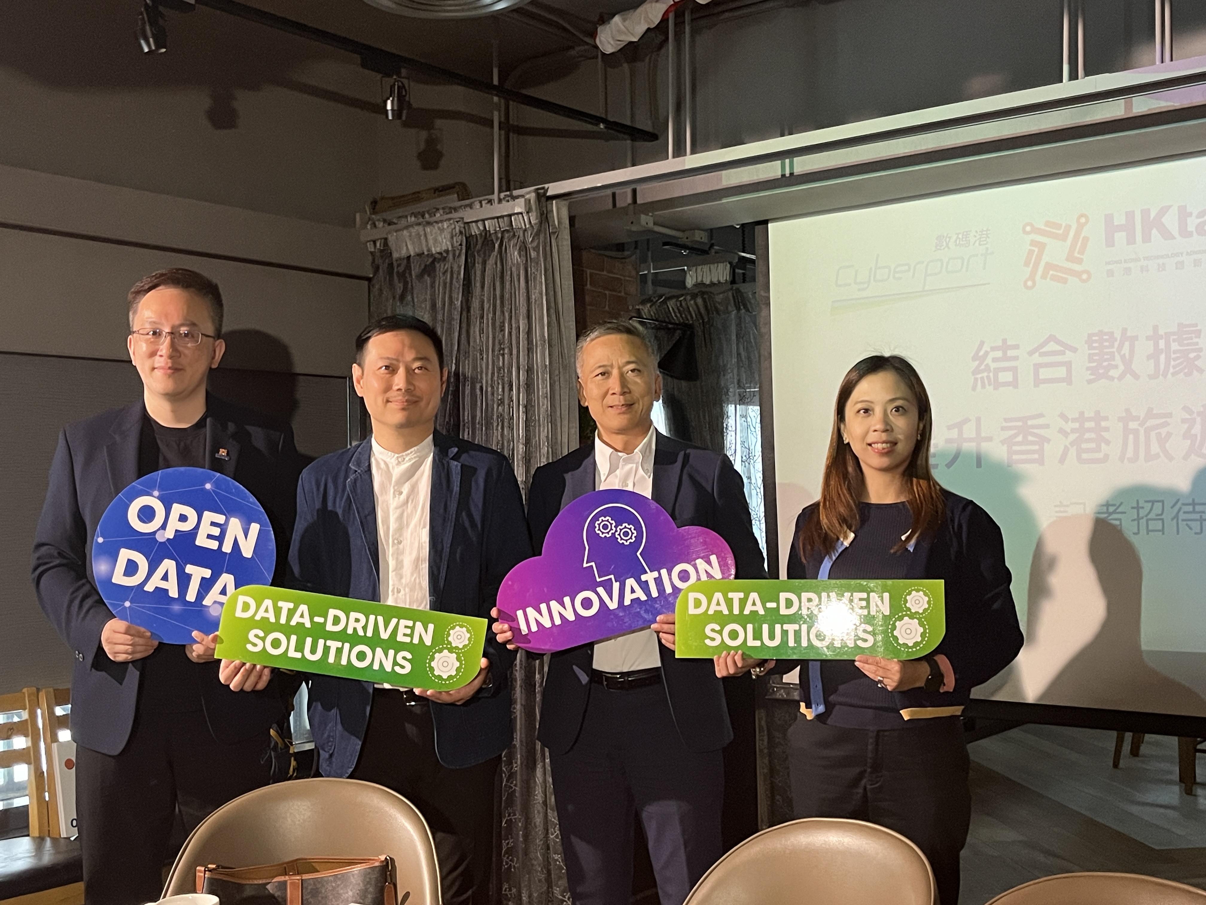 (左起) 香港科技創新促進組創辦人兼會長張詩翱、香港酒店業主聯會執行總幹事徐英偉、立法會功能界別(旅遊界)議員姚柏良、香港酒店業主聯會經理陳媛妍。(陳詠琳攝)