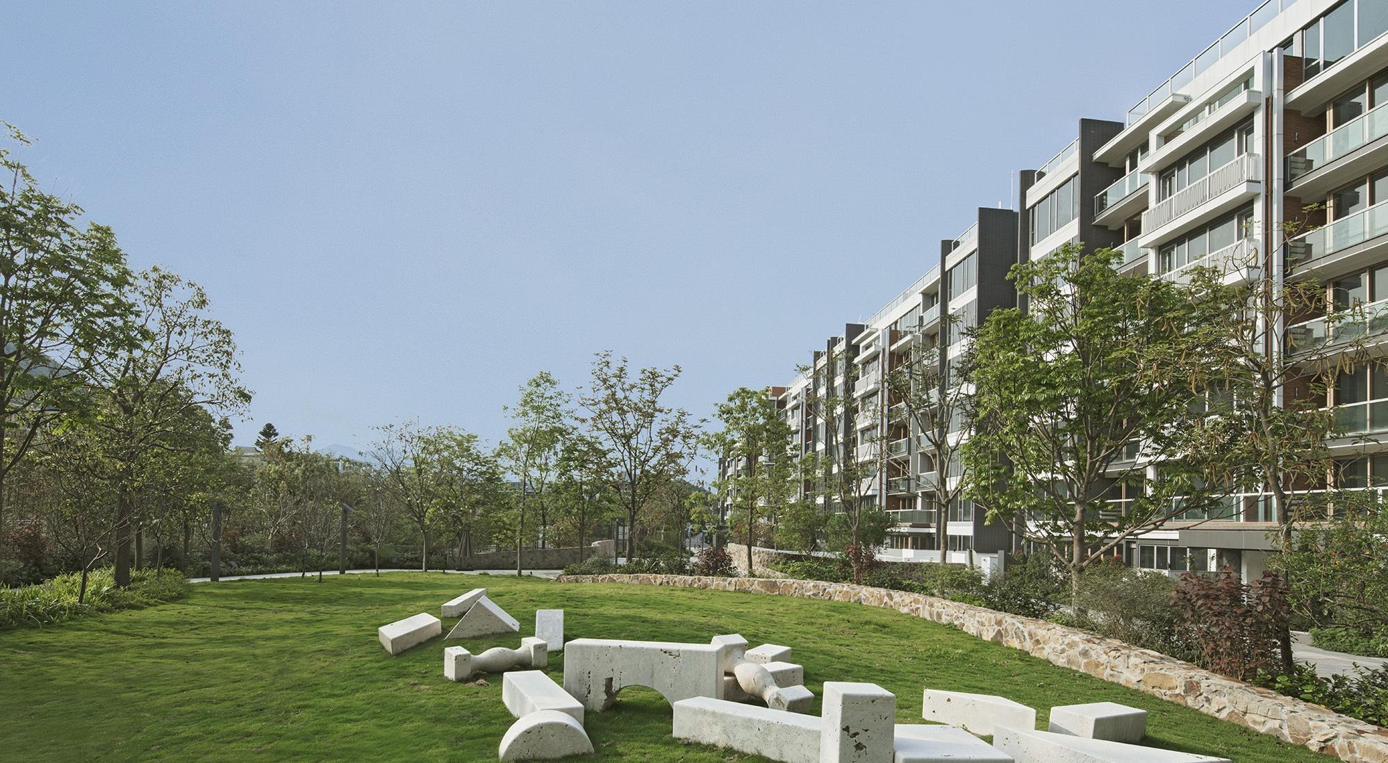 西貢低密度屋苑傲瀧近年頻錄蝕讓，最新一宗套三房戶以1538萬元成交，帳面跌價320萬元。