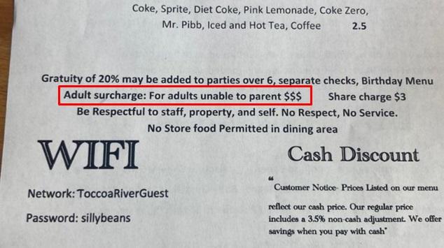 餐廳在menu下方標註會向「未能管教小孩的成年人」收取附加費。(互聯網)