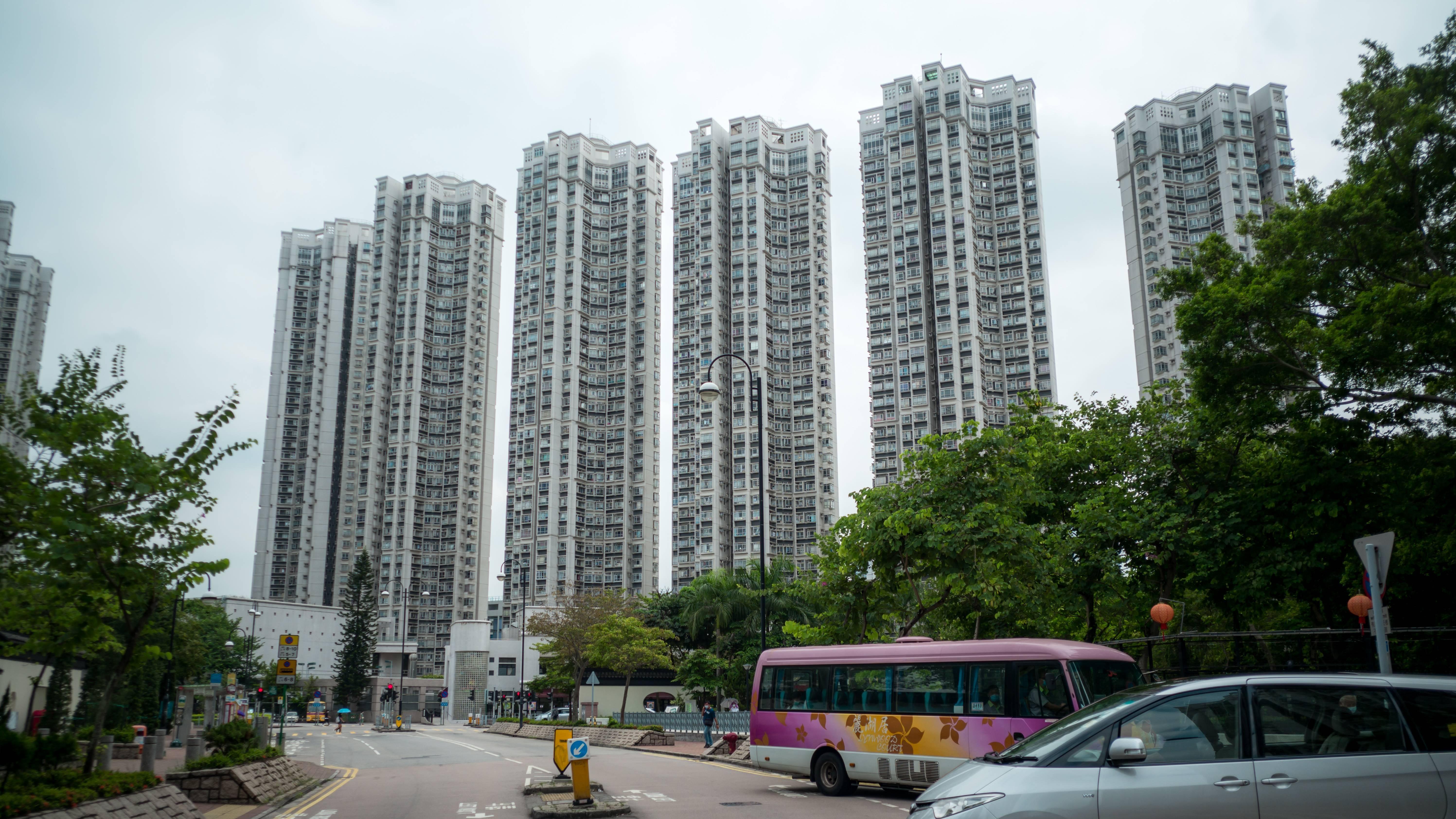 天水圍嘉湖山莊在八號風球下，連環錄得2宗買賣成交。