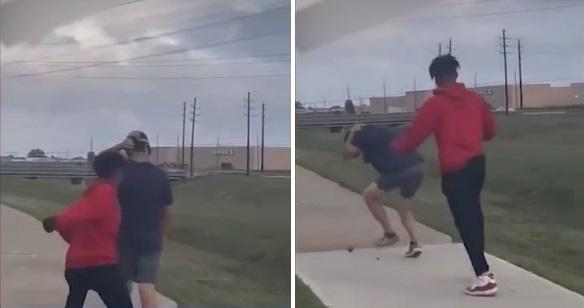 劉易斯從後猛力打男子的頭部，男子痛得抱頭。(互聯網)