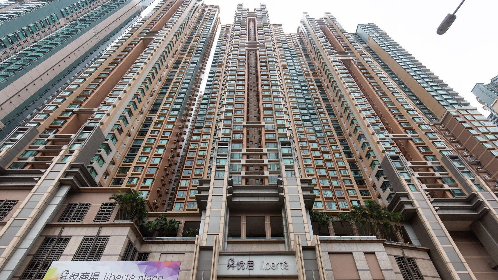 西九四小龍錄本月首宗二手成交，屬昇悅居兩房戶，作價810萬元，呎價1.54萬元水平。