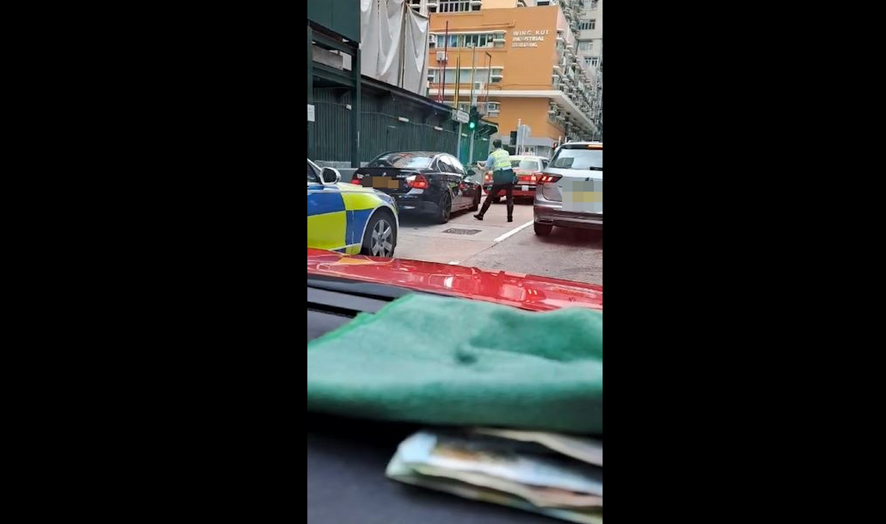 警員拔槍指向司機位。（網上影片截圖）