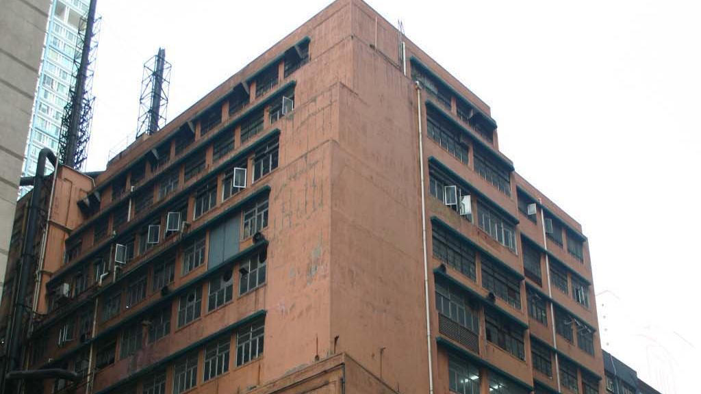 淡市下，細價工廈表現仍見不俗，荃灣華隆工業大廈一個面積逾3,200呎單位，獲投資客以618萬元承接，呎價不足2,000元。