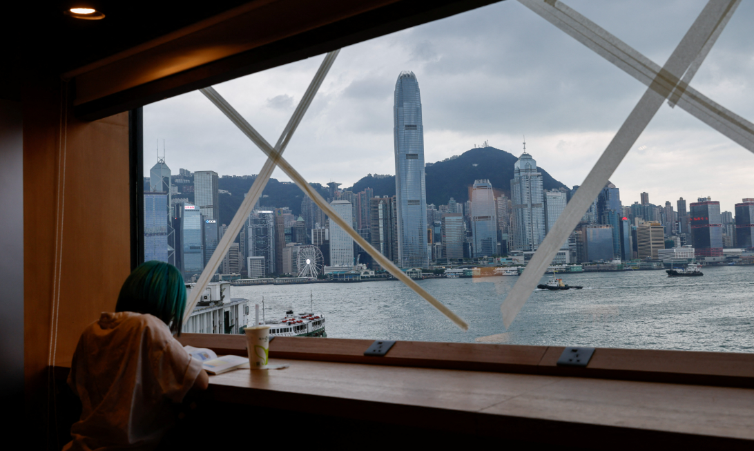 彭博今日(5日)引述4名知情人士報道，港府正推動加快實施在颱風期間保持金融市場開放的提議。 （路透社資料圖片）