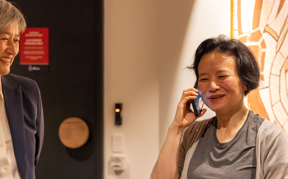 澳洲外長黃英賢在機場迎接成蕾 (路透社)