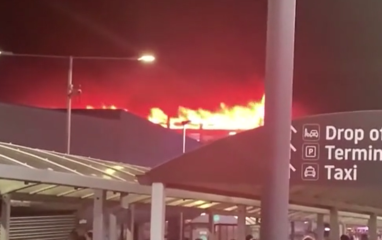 英機場停車場大火變煉獄 百消防員撲救12小時 1500輛車焚毀 英媒揭一品牌汽車爆炸肇禍(有片)