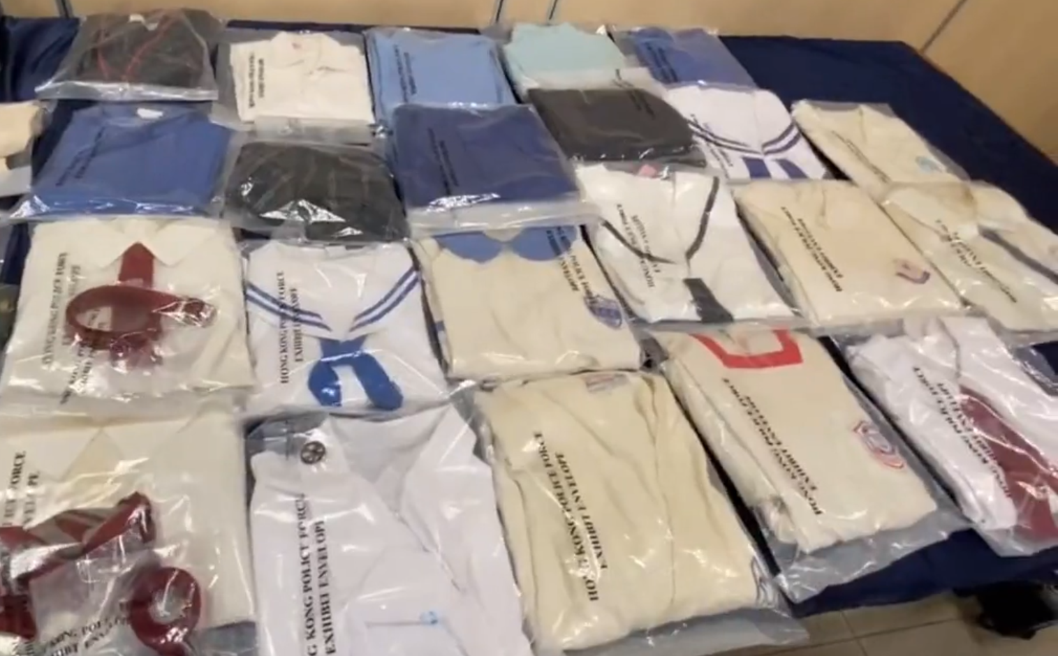 警方檢獲大量學生制服。(香港警察fb截圖)
