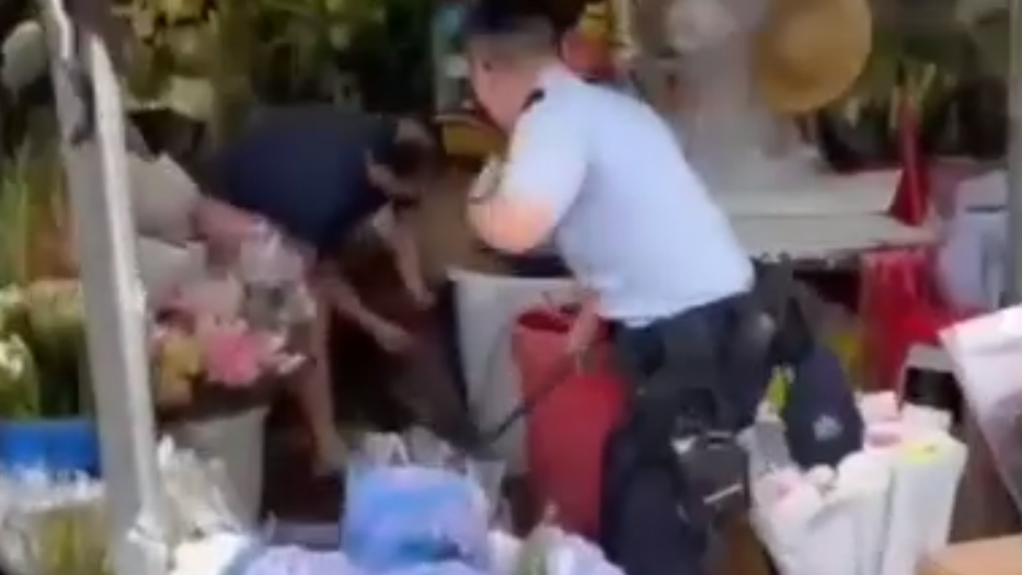 有花店人員捉着豬耳。(影片截圖)