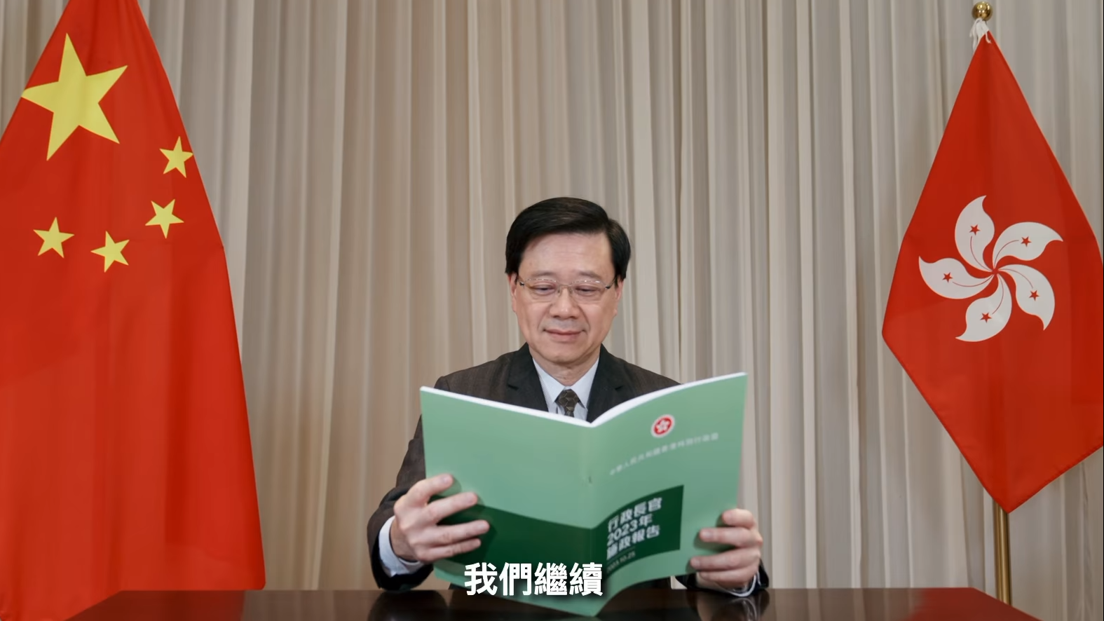 李家超在社交網站展示新一份施政報告的封面。(李家超fb截圖)