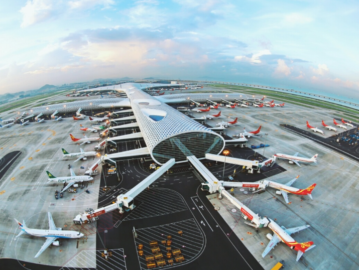 廣東深圳寶安機場周一（23日）晚上出現大量航班延誤，機場官方當晚發表公告指，因機場周邊出現不明升空物，為確保飛行安全，導致部分航班運行短暫受限，目前航班已恢復正常。