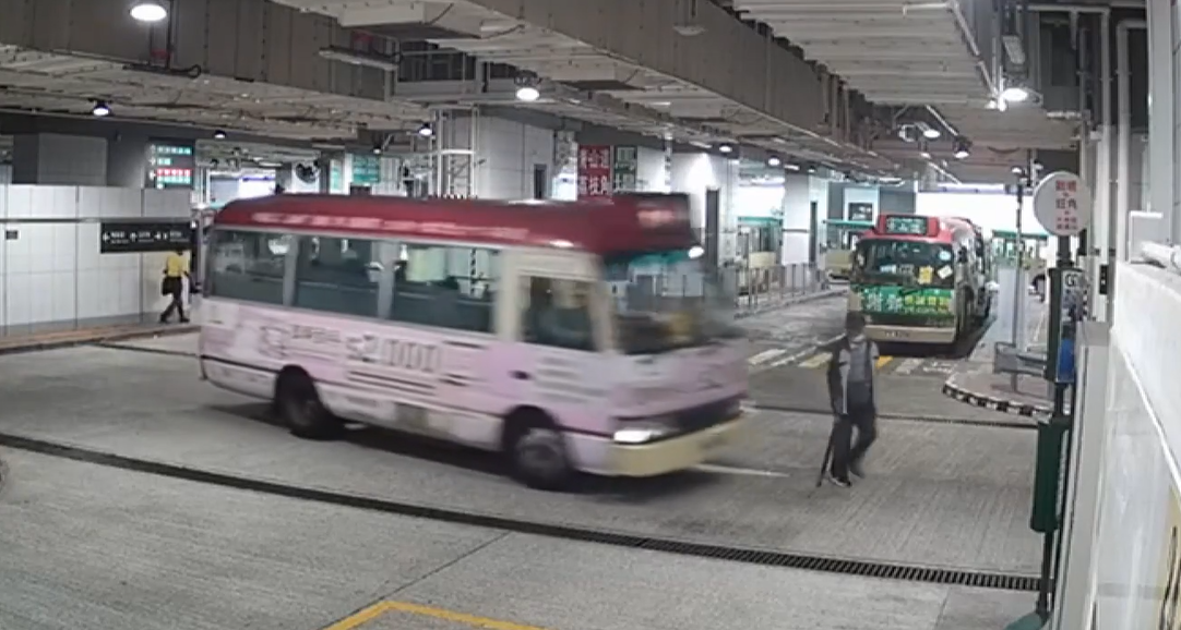 觀塘裕民坊持拐杖83歲老翁遭紅Van撞倒不治 (有線新聞截圖)