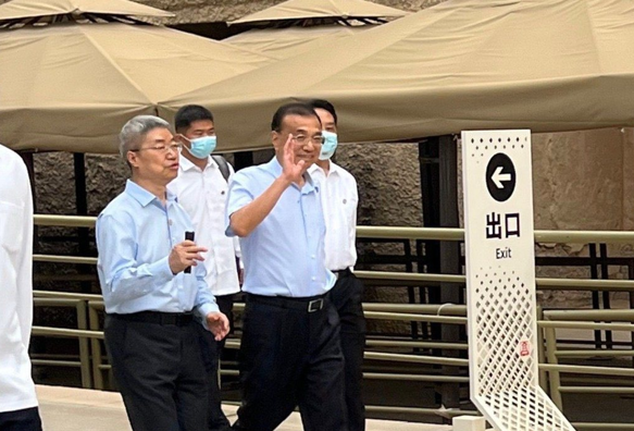 李克強今年3月退休後，甚少現身公眾場合，最後一次露面是在8月尾參觀甘肅敦煌莫高窟，有關消息和相片在社交平台熱傳，當時他看起來氣色不錯。