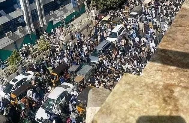 地震後，赫拉特大批居民湧上街。(互聯網)