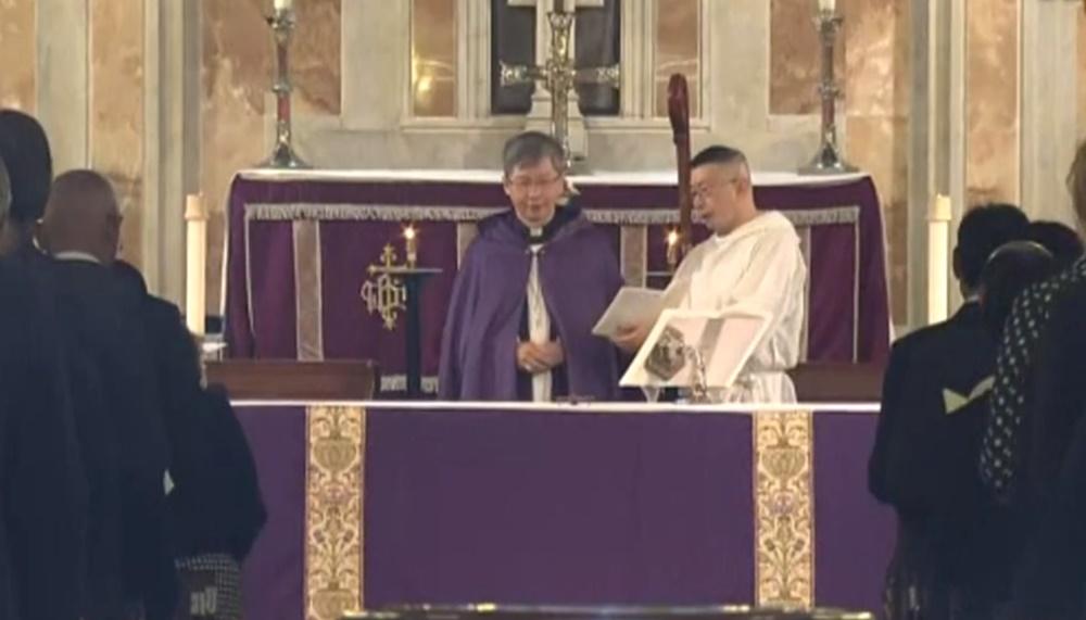 楊鐵樑追思會，行政長官李家超等約400名政商法律界人士出席。(電視截圖)