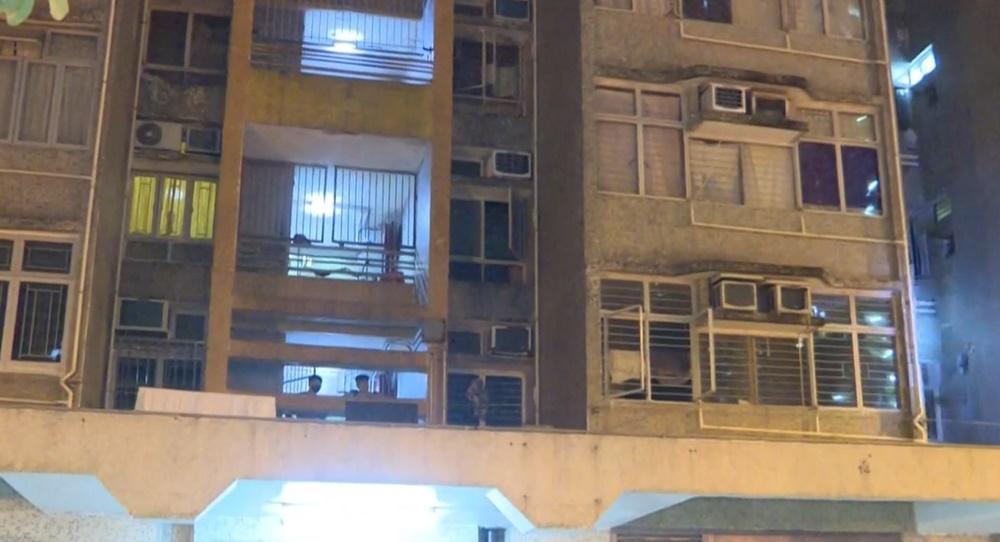 上水竊匪斷正爬窗逃走，「飛天蠄蟧」失足墮樓亡。(電視截圖)