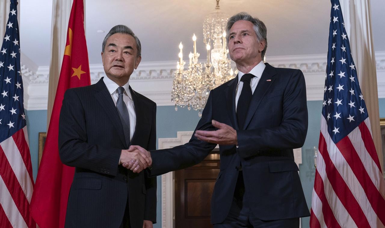王毅晤布林肯，稱中美應恢復深入全面對話。(AP)