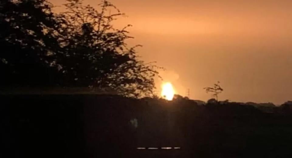 英國牛津有廚餘回收中心被雷電擊中，爆巨大火球。(X)