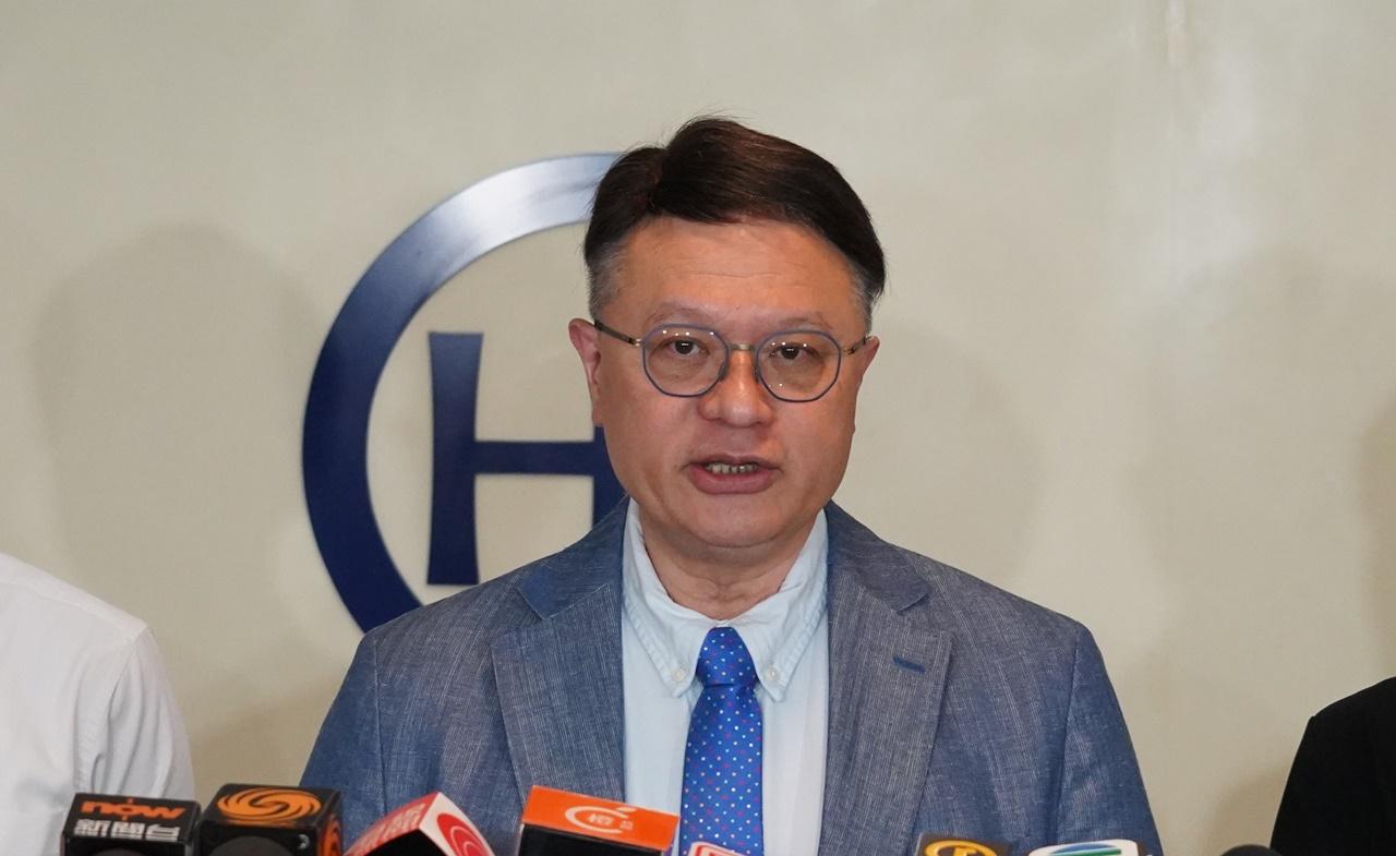 許樹昌籲市民接種流感疫苗，人多擠迫場所應載口罩等。(資料圖片)