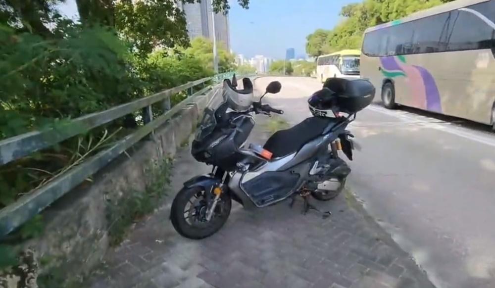 新清水灣道鐵騎士疑閃避野豬失事，與乘客受傷送院。(電視截圖)