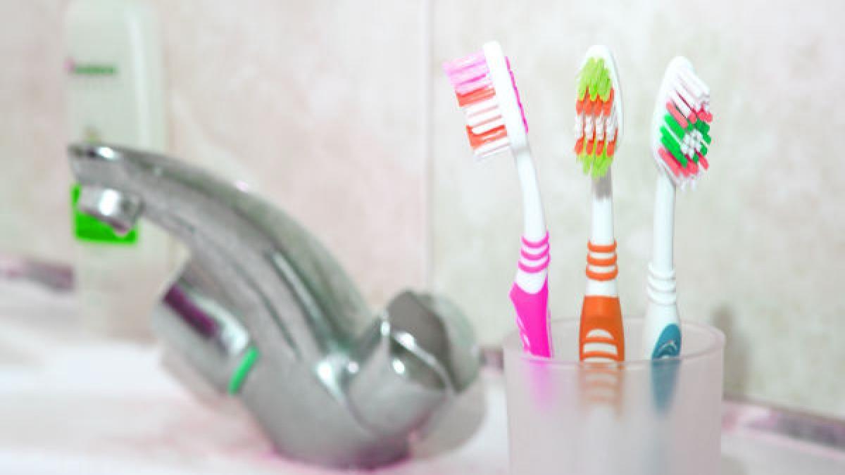 牙刷不應放浴室，牙醫警告沖涼唔好順便刷牙。(網上圖片)