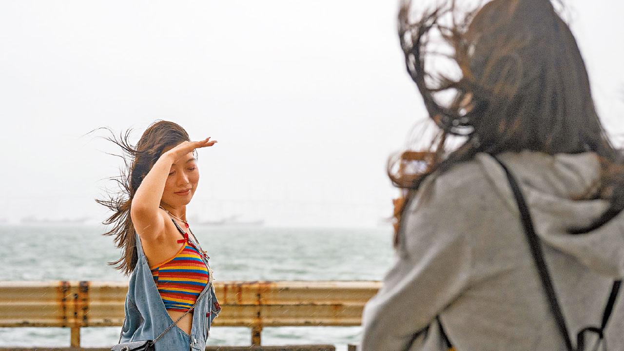 小犬襲港 今狂風驟雨 掛九號波 220航班受阻 乘客滯留港鐵站 日校今停課