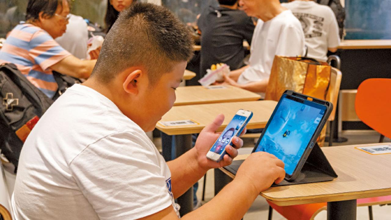 近半小學生每日睇芒逾兩小時 15%小一生戴眼鏡 衛生署關注學童視力降 醫生指宅在家出事