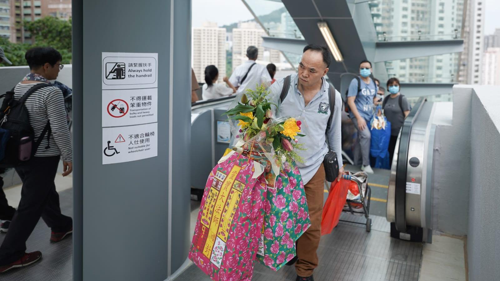 市民趁重陽上山祭祖。(李睿哲攝)