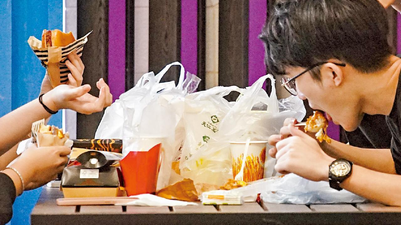 明年實施首階段管制即棄塑膠餐具產品　綠色和平指不應一拖再拖