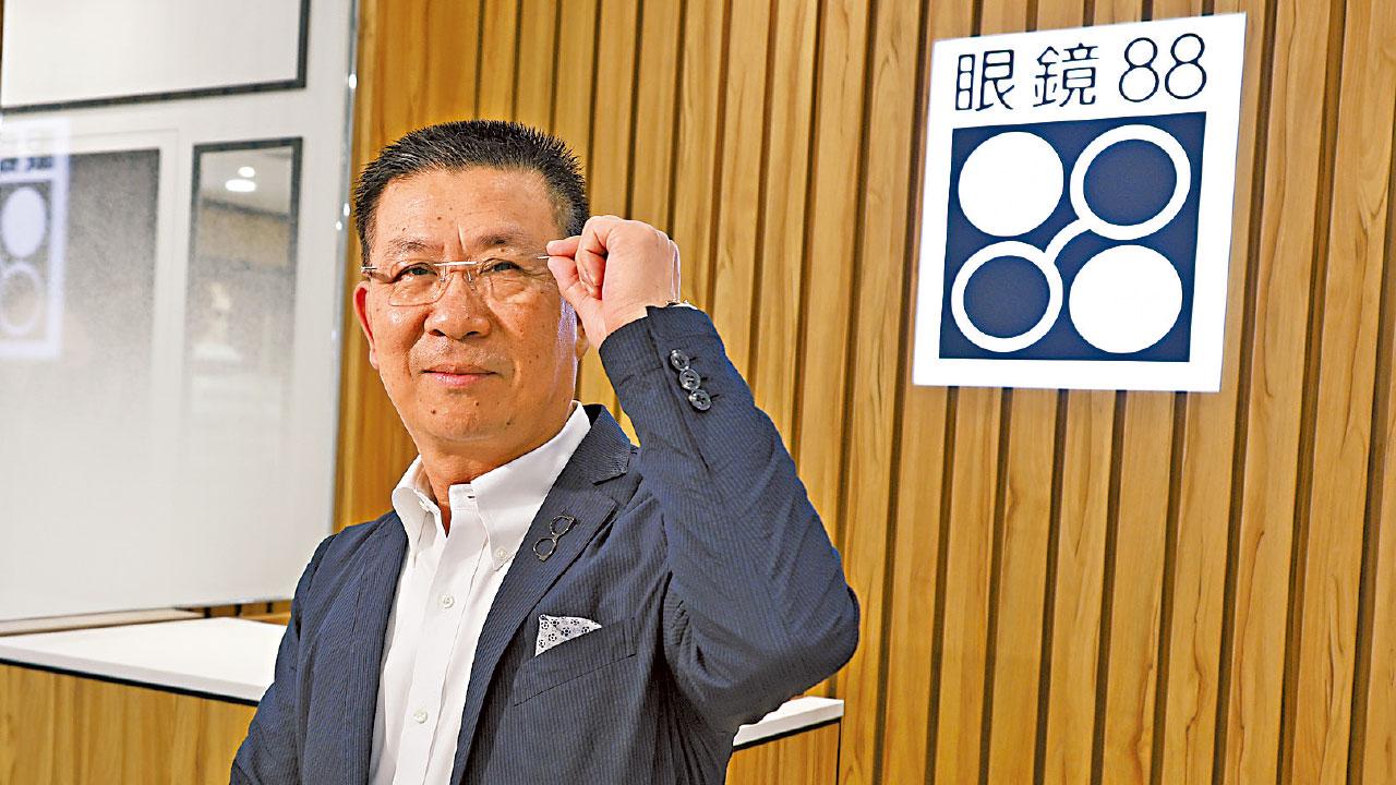 兩條腿走 做零售亦做醫療