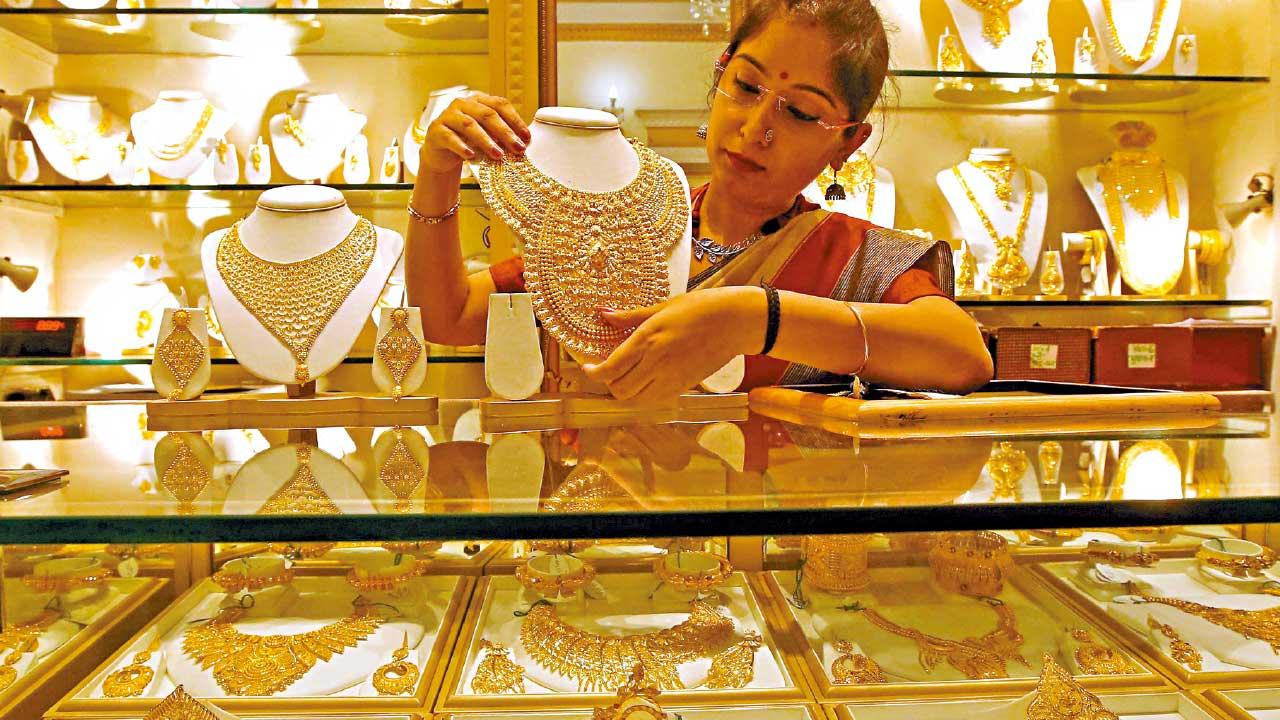 避險升溫｜周飆半成 7個月首見 戰火助燃 金價闖二千美元