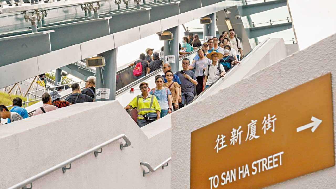 歌連臣角道電梯及時啟用 市民大包小包上山祭祖