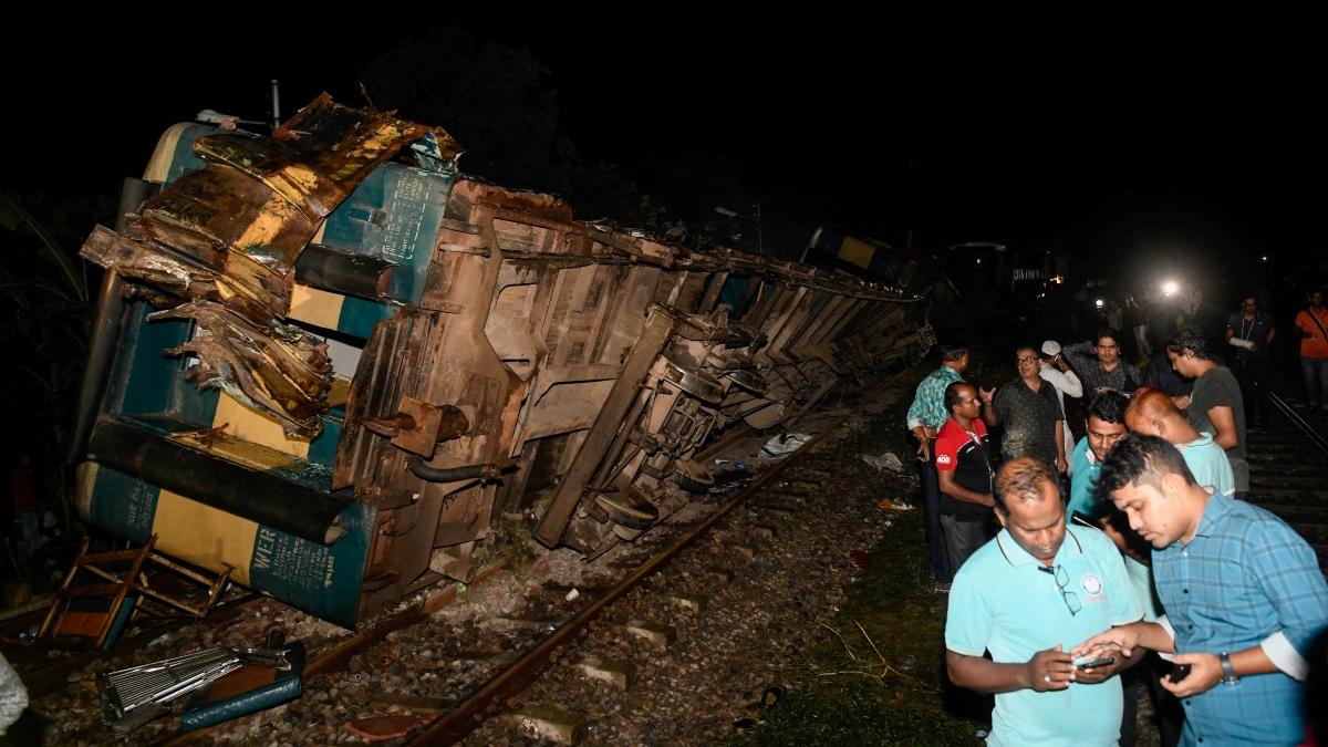 孟加拉兩列火車相撞 兩節車廂撞毀至少17死逾百傷 乘客受困車廂下(有片)
