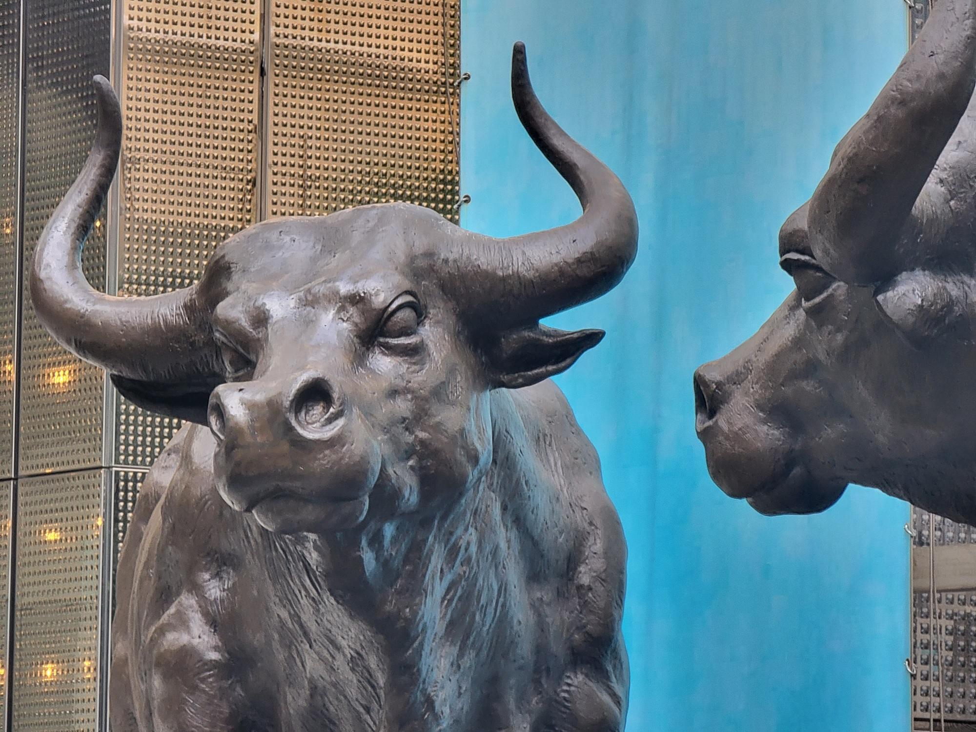 港股收市｜內銀領漲 恒指6日飆千點 成交半個月首越千億