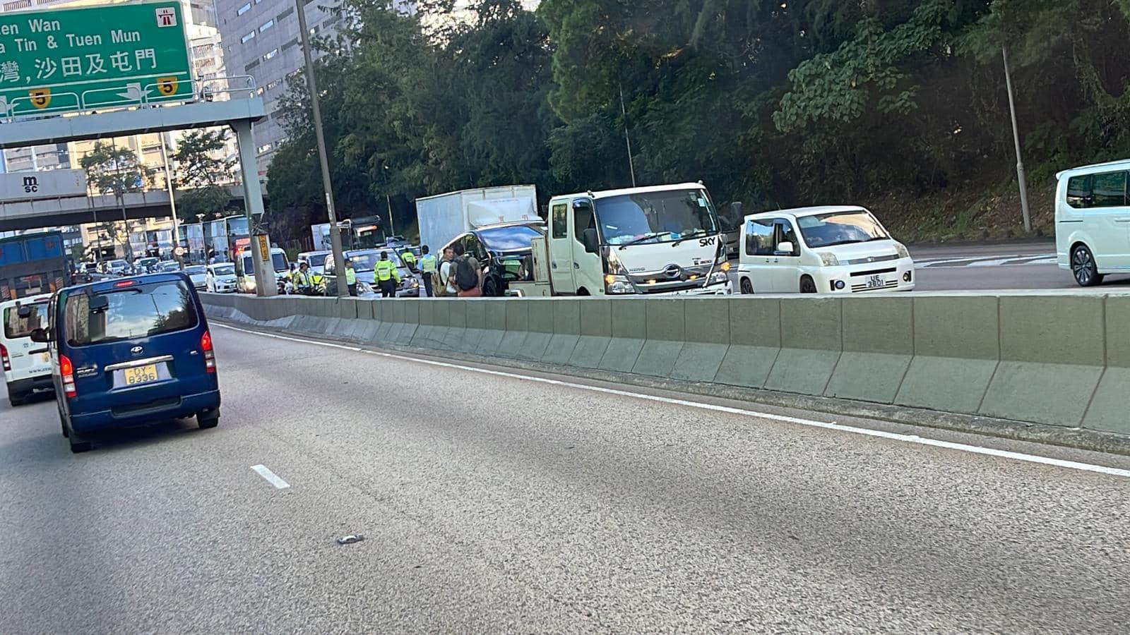 荃灣路5車連環撞4人傷送院　往九龍方向擠塞