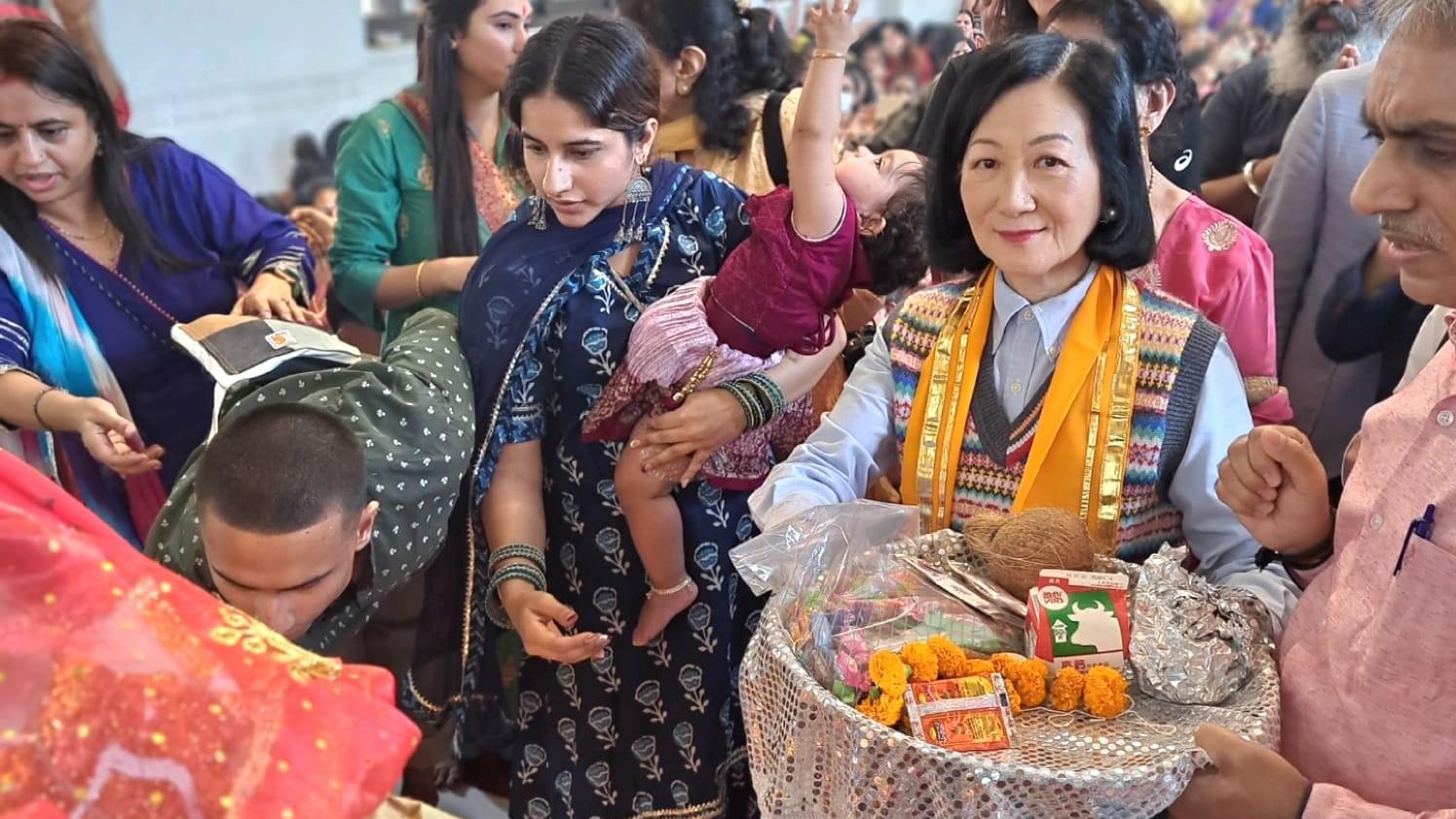 Ray Online｜葉劉參加印度九夜節　大跳印度舞