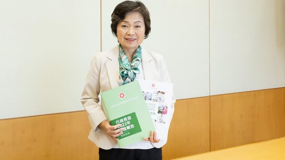 教育局局長蔡若蓮出席電台節目解釋施政報告(蔡若蓮fb)