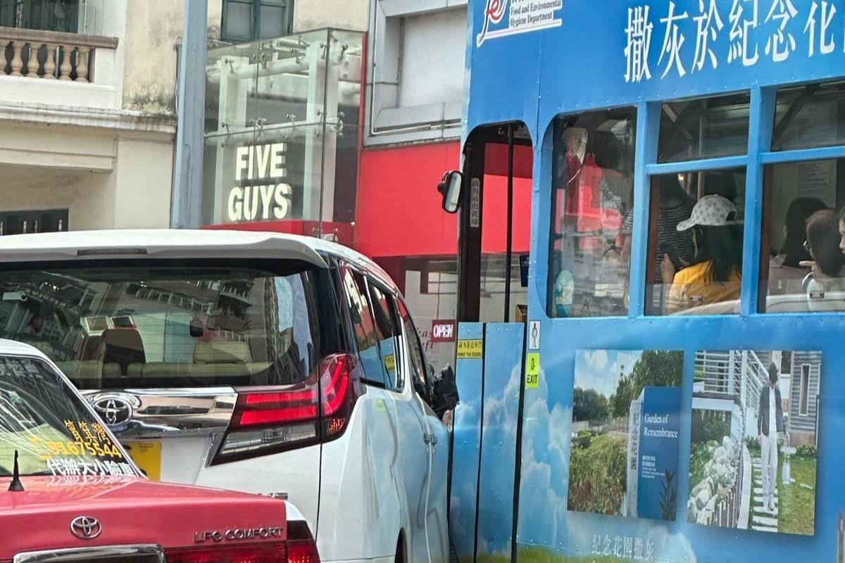 一輛七人車在莊士敦道右轉船街時懷疑未有留意交通情況，有電車駛至收掣不及猛撼。(網上圖片)