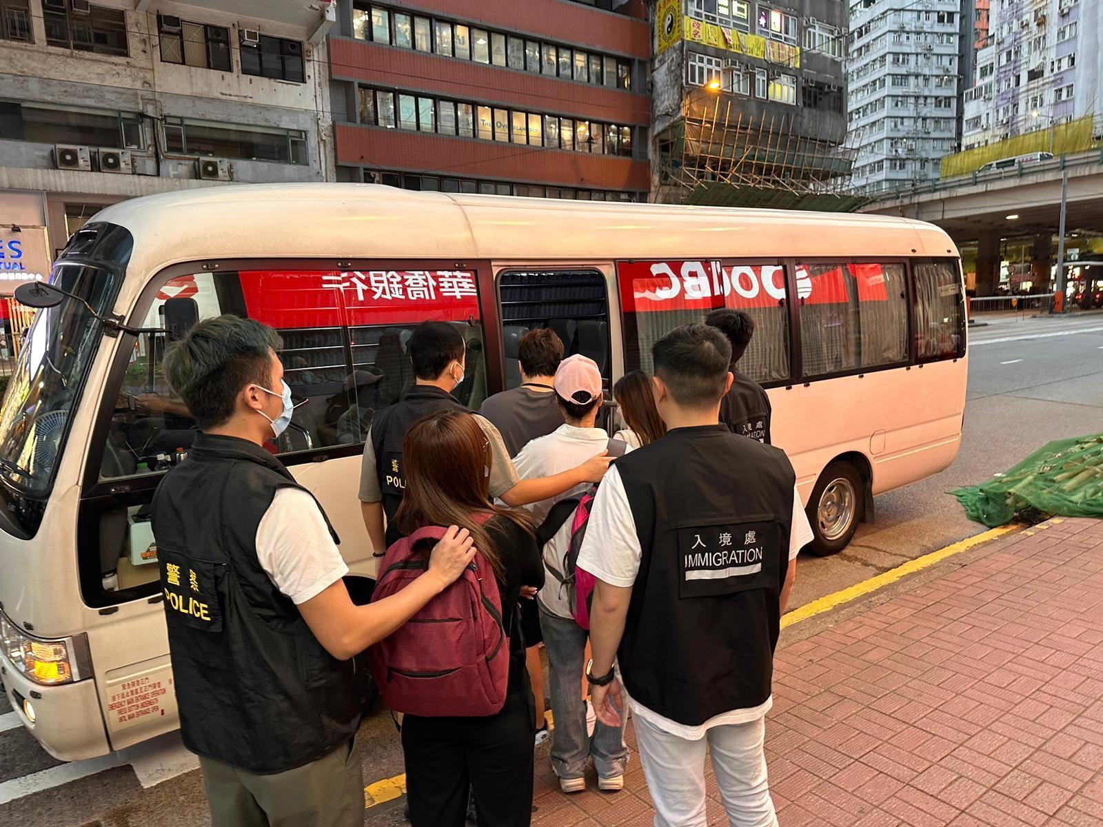 警方聯同入境處灣仔掃黃拘13女　檢避孕套漱口水潤滑劑