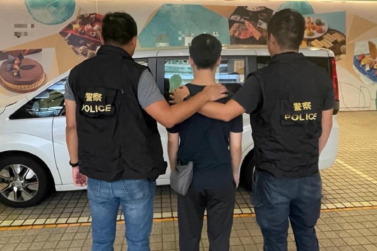 涉案男子(中)在將軍澳一個商場被捕。(警方提供)