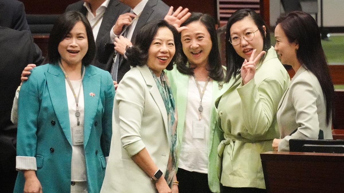 齊齊綠色Dress Code嘅議員陳月明(左一)、葛珮帆(中)、林琳(右二)同陳凱欣(右一)，喺會議廳拉埋局長麥美娟(左二)合照。(李睿哲攝)