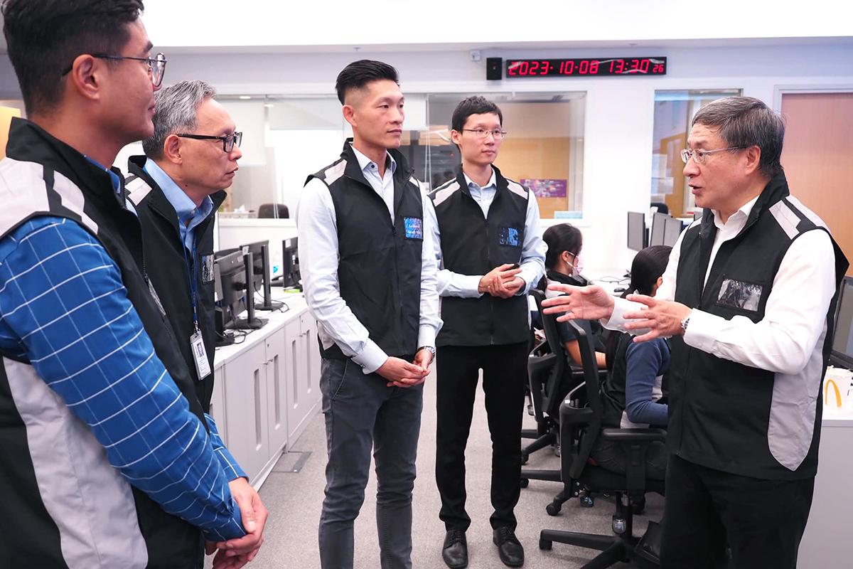 卓永興(右一)和卓孝業(左二)今日巡視​緊急事故監察及支援中心。(卓永興FB)