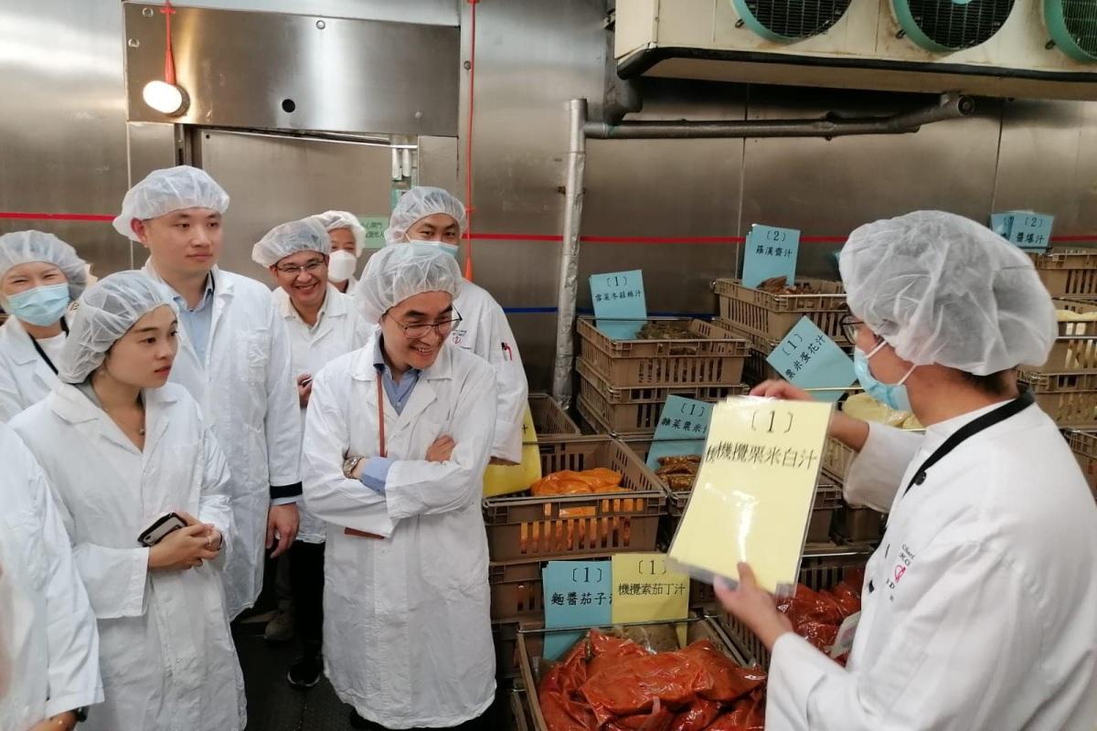 北區醫院中央廚房早前應承北區民政事務處，幫手提供飯盒畀緊急庇護中心居民。(民政事務總署FB)