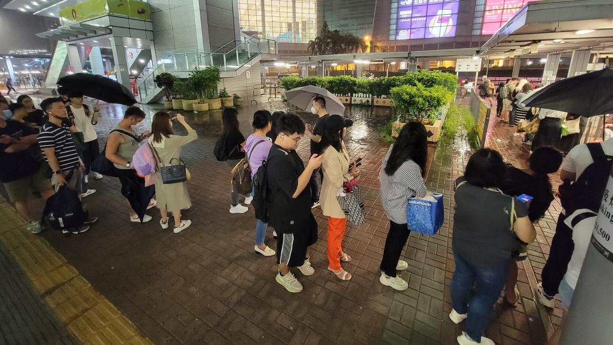 天文台改發九號烈風或暴風風力增強信號後，港鐵紅磡站外有大批乘客轉往輪候的士。(資料圖片／鍾式明攝)