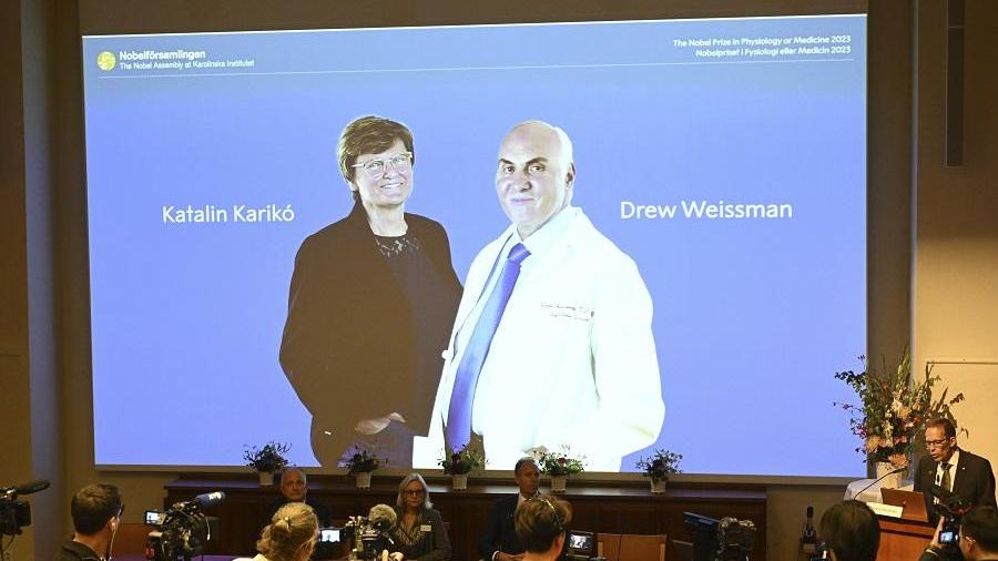 Katalin Karikó(左)和Drew Weissman獲得本年度諾貝爾醫學獎。(美聯社)