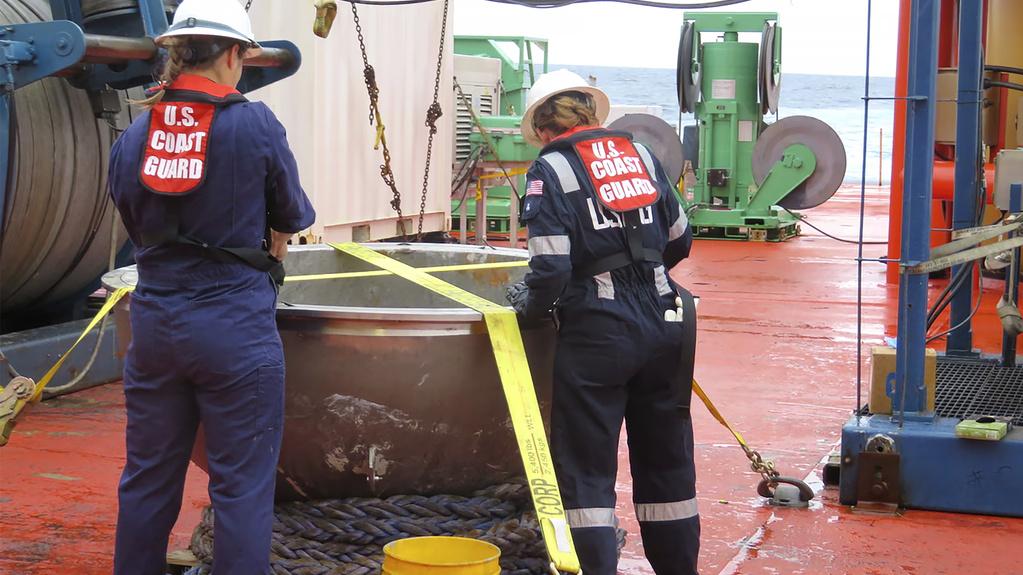 美國海岸防衛隊打撈泰坦號的其他殘骸。(美聯社)