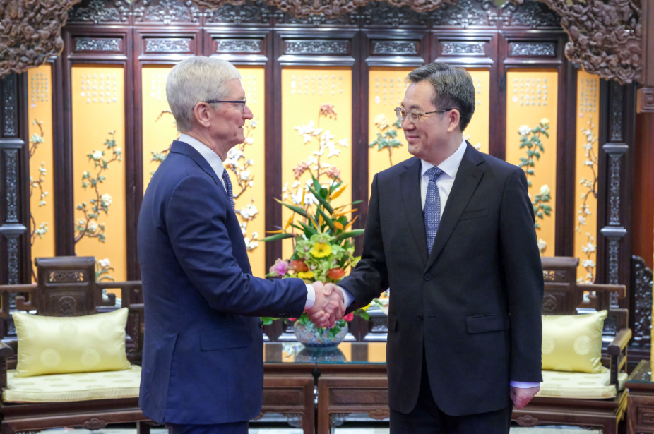 國務院副總理丁薛祥周四(19日)在北京會見美國蘋果公司總裁庫克。(新華社)