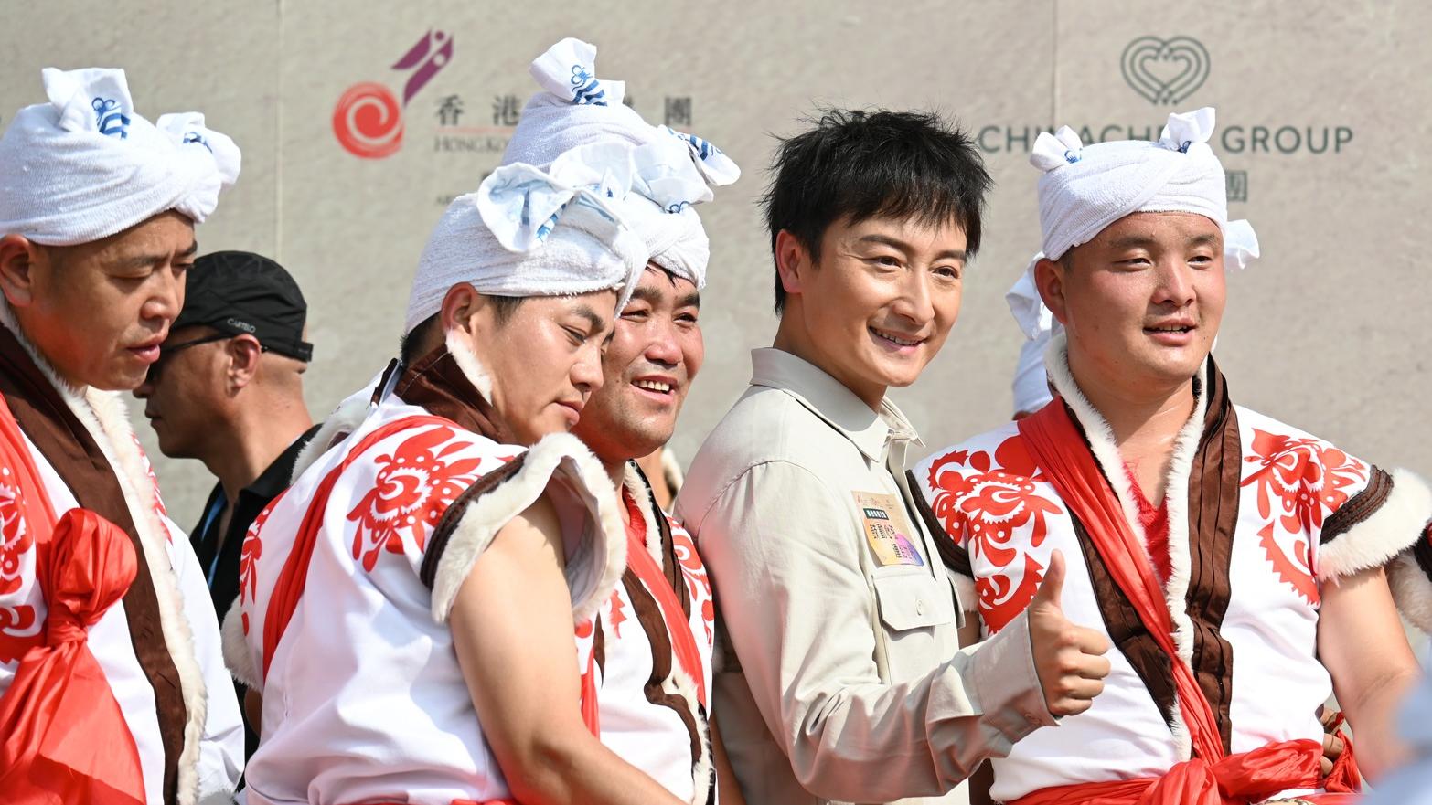 方力申忙舞台劇不忘陪女友 現身鼓樂活動大受陝西朋友歡迎