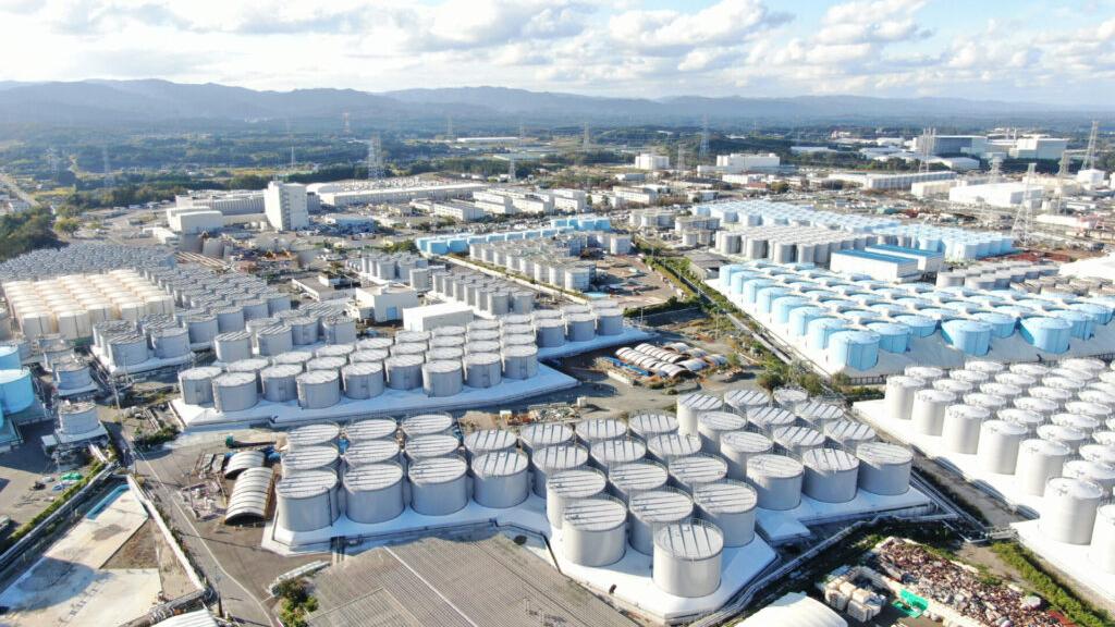 福島第一核電廠外的貯水缸。(網上圖片)