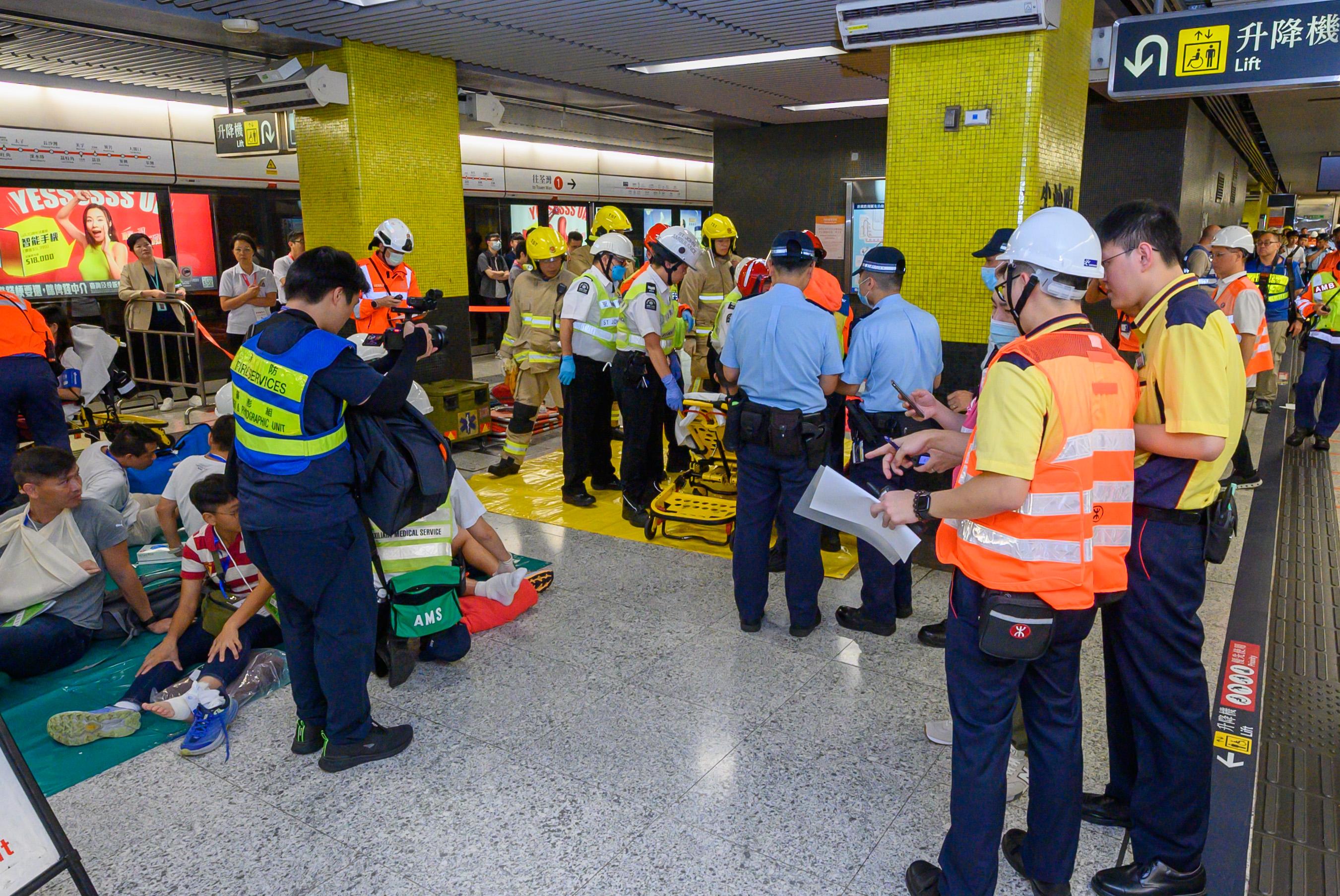 警方聯同多個部門逾1000人演習，模擬應變鐵路事故。(港鐵提供)
